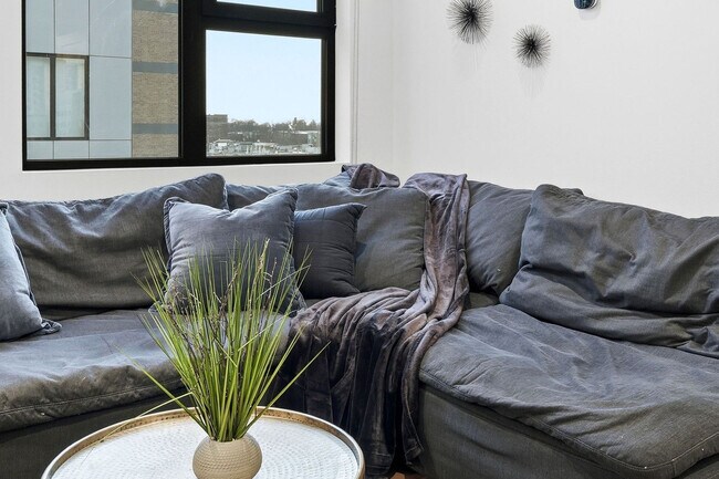 Building Photo - 6044 N Winthrop Ave