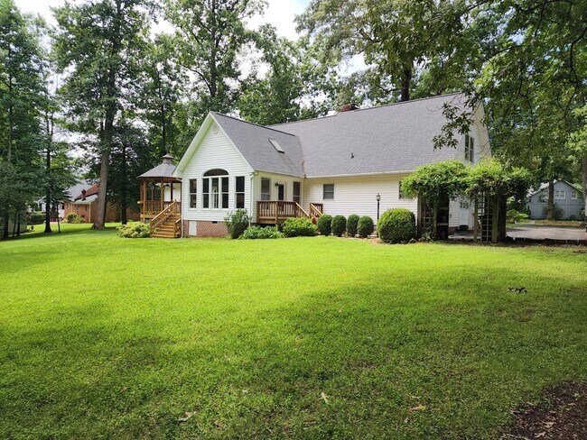 Building Photo - Luxury 3000+ Square Foot Home in Five Lake...
