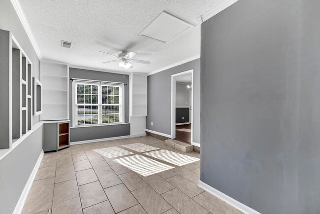 Building Photo - An adorable home! Pets Welcome!