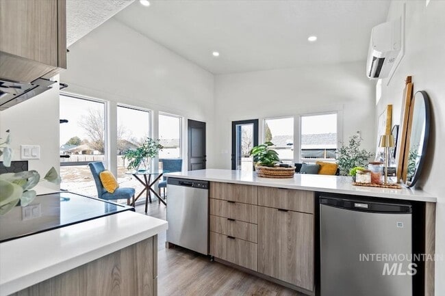 Building Photo - 384 London St