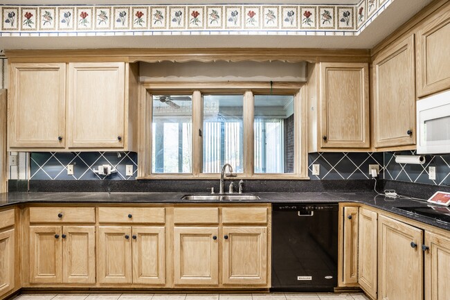 Building Photo - 9628 Summerlakes Dr