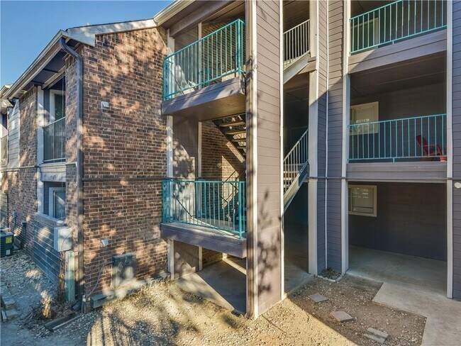 Building Photo - 1840 Burton Dr