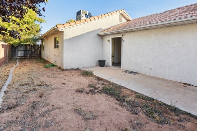 Building Photo - Tri-Plex for Rent