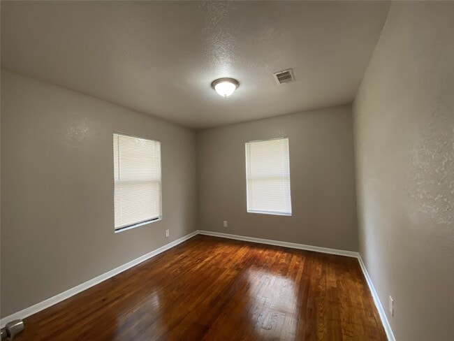 Building Photo - 1305 Zuber Dr