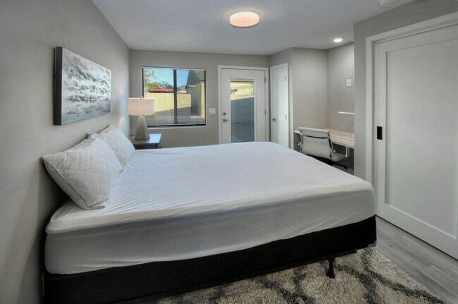 Building Photo - New Built, Near UofA 2 Bed 2 Bath