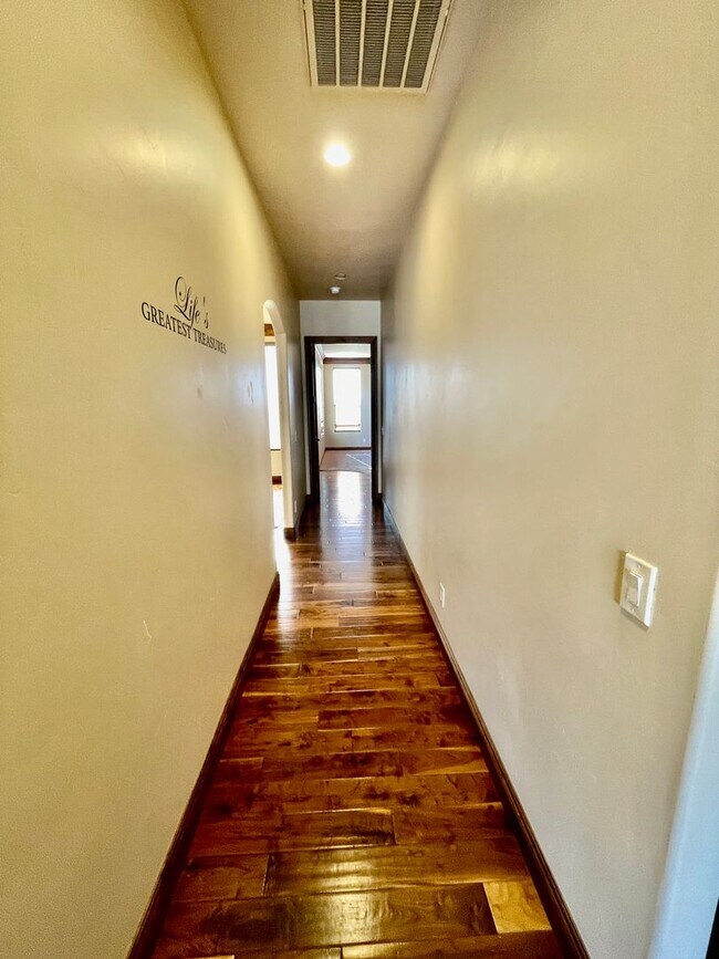 Building Photo - Beautiful Pet-Friendly Home on Green Springs Golf Course