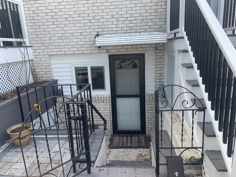 Entrance to the apartment - 36 Summer St