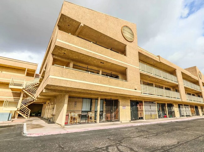 Primary Photo - 2221 W Bonanza Rd