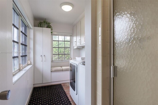 Building Photo - 2130 NE 15th St