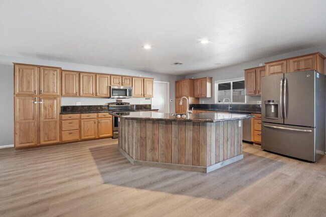 Building Photo - 4515 W Shaw Butte Dr