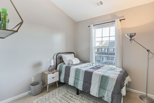 Building Photo - Charming 3 BD - 2.5 BA townhome located so...