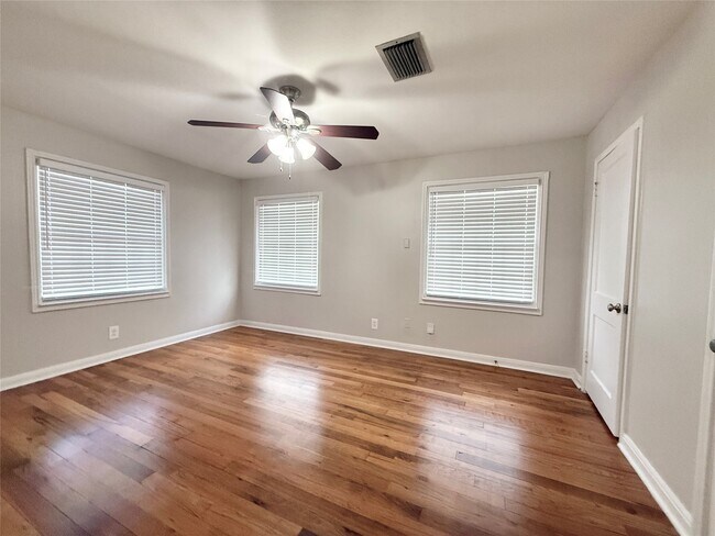 Building Photo - 20 Pinedale St