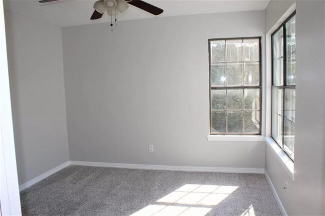 Building Photo - 258 Settlers Park Dr