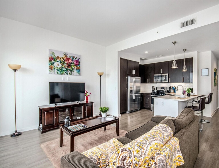 Primary Photo - 2002 Holcombe Blvd