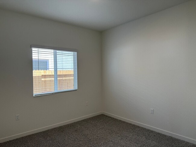 Building Photo - Beautiful 4 bed 2 bath located in West Ros...