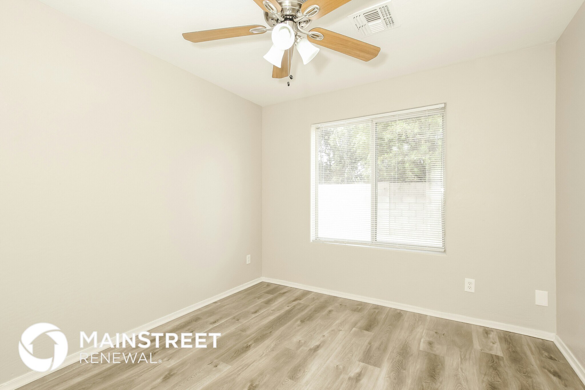 Building Photo - 2612 E Paradise Ln