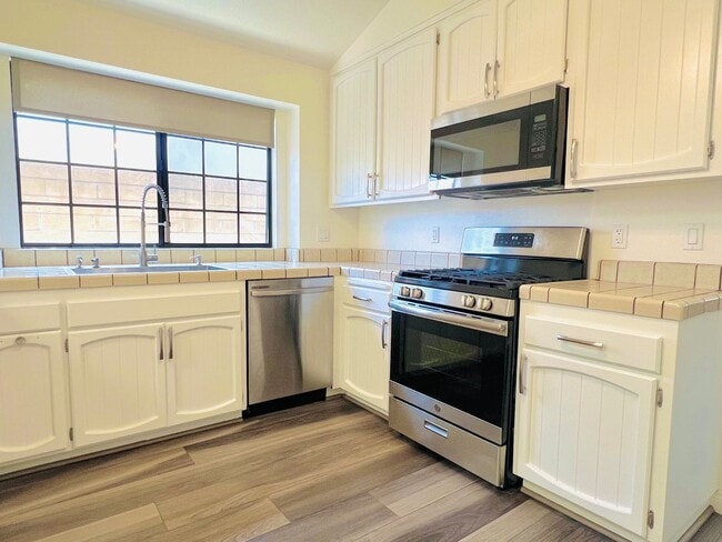 Building Photo - 4 bedroom home for lease