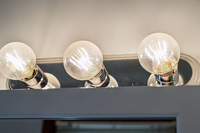 Building Photo - Quaint One Bedroom, Walking Distance To Park Circle