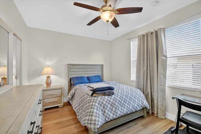 Building Photo - 9167 Oak Alley Dr