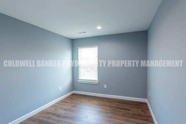 Building Photo - 360 Main St