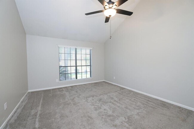 Building Photo - 17318 Shadow Valley Dr