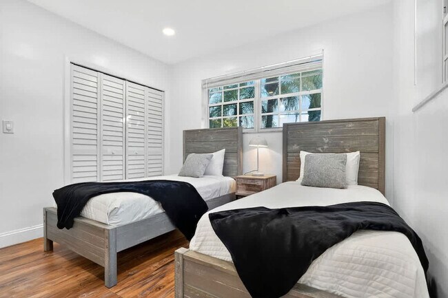 Building Photo - 2365 NE 195th St