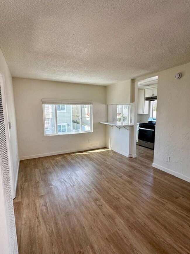 Building Photo - 2 Bedroom Beach cottage in Ventura