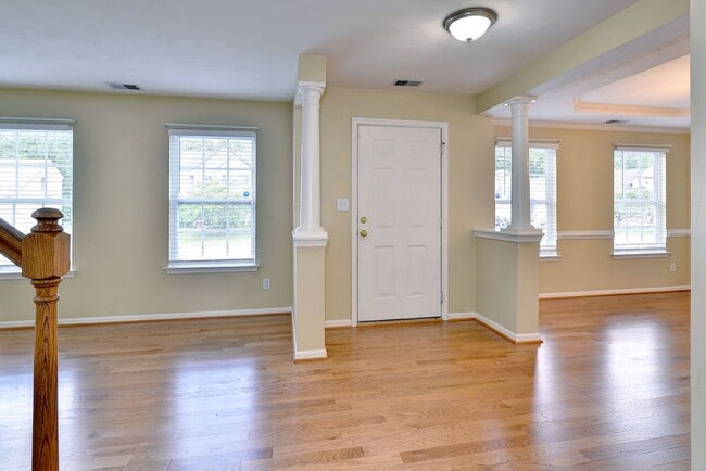 Building Photo - Spacious & Updated Hampton Home
