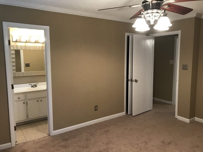 Building Photo - 3 bed 2 bath home for rent