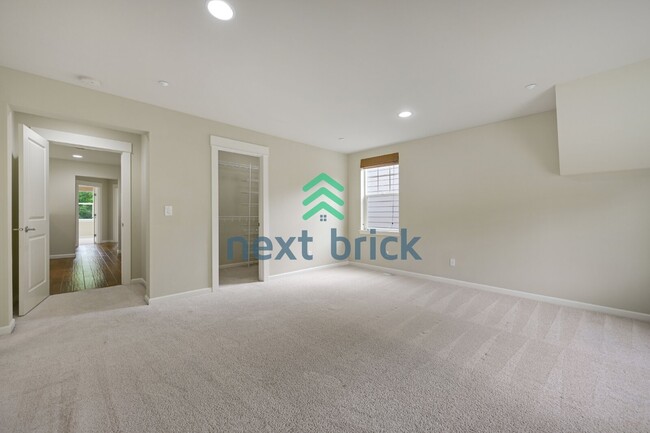 Building Photo - "Charming 4-Bedroom Retreat in Redmond: Spacious 2,540 Sq Ft Home with 2.5 Baths!"