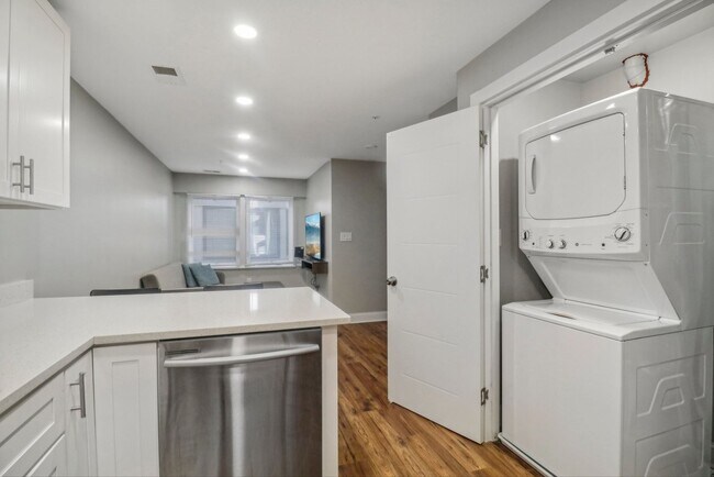 Building Photo - Modern 2-Bedroom with In-Unit W/D on Georg...