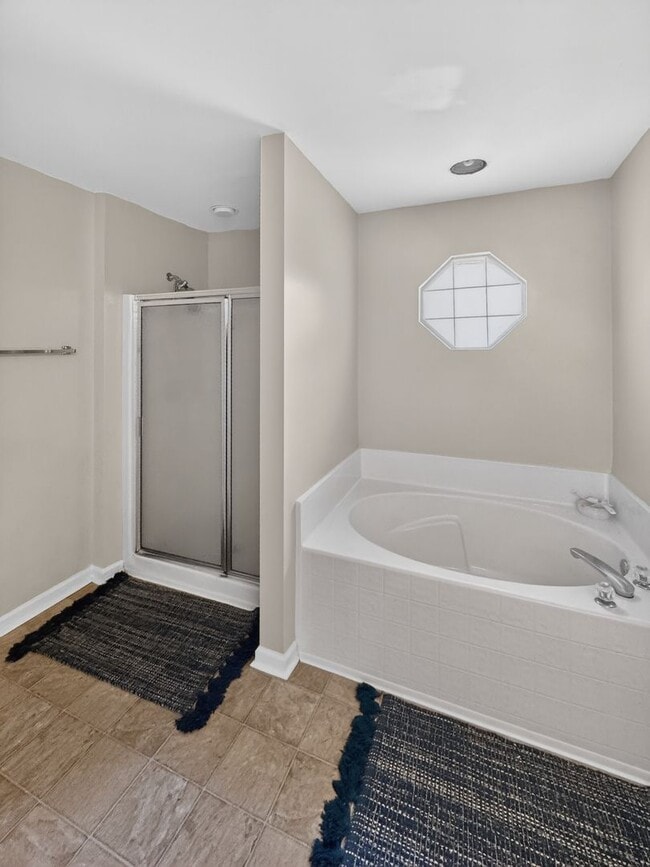 Building Photo - RATE DROP ALERT (was $2200/month) and MOVE-IN SPECIAL: 1st FULL MONTH'S RENT FREE*