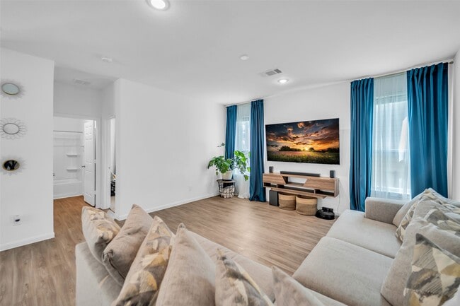 Building Photo - 7306 Madison Cmns Ln