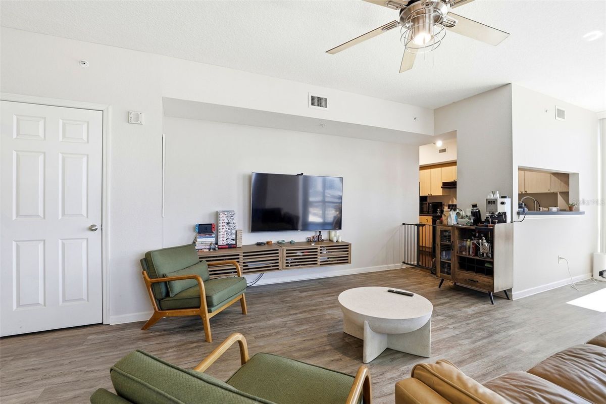 Building Photo - 322 E Central Blvd