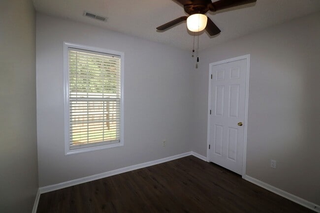 Building Photo - Light and Bright End unit 3 bdrm 2 bath to...