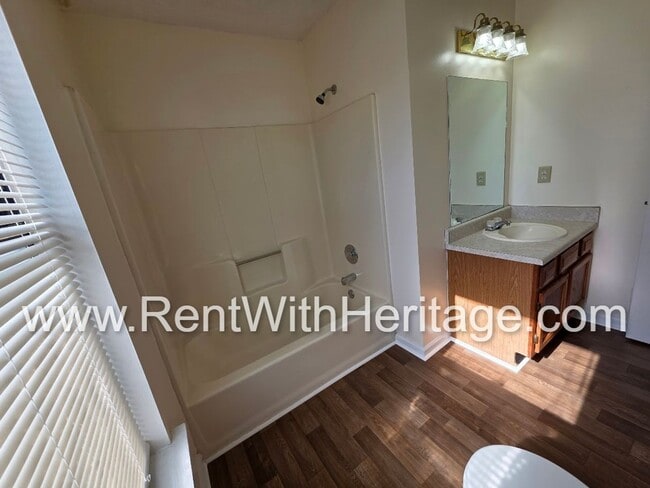 Building Photo - Amazing 3 bedroom, 2.5 bath townhome/ Great Roommate Floorplan / Great Location