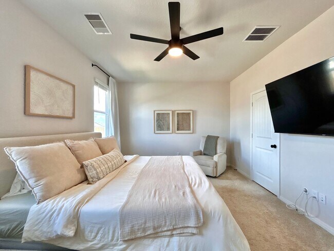 Building Photo - 401 Town Lk Bnd