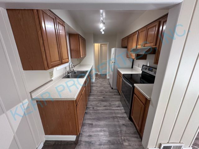 Building Photo - Charming 3-Bedroom Retreat in Milwaukie – Your Perfect 1294 Sq. Ft. Home Awaits!