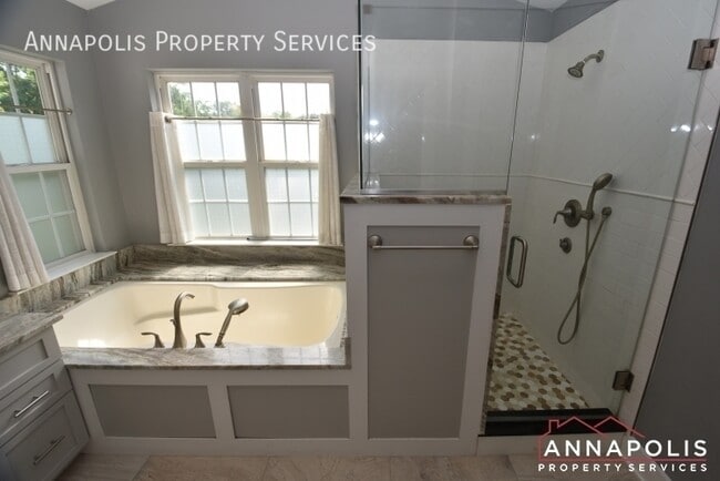 Building Photo - 888 Stonehurst Ct