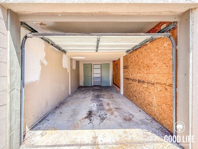 Building Photo - 720 W Lewis St