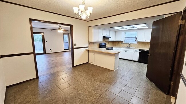 Building Photo - 211 Redbud St