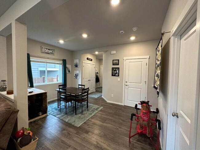 Building Photo - Large Bremerton Townhome
