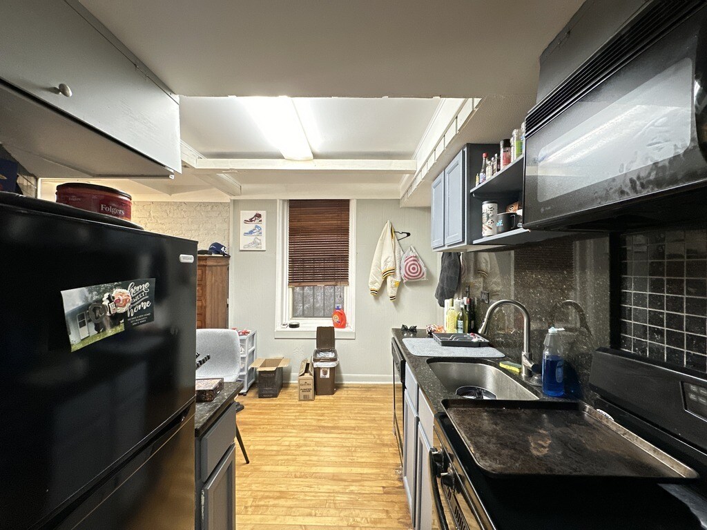 Building Photo - 2141 W Webster Ave