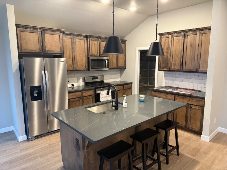 Building Photo - 6413 SE 84th St