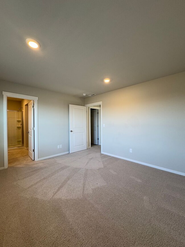 Building Photo - Spacious 4-Bedroom Home in a Great Neighbo...