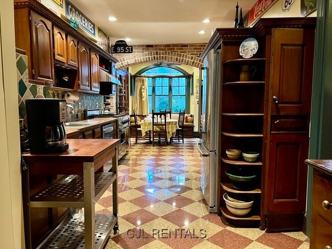 Building Photo - 684 Washington St