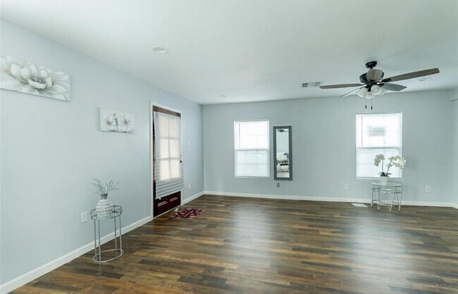 Building Photo - 411 Harris Ave