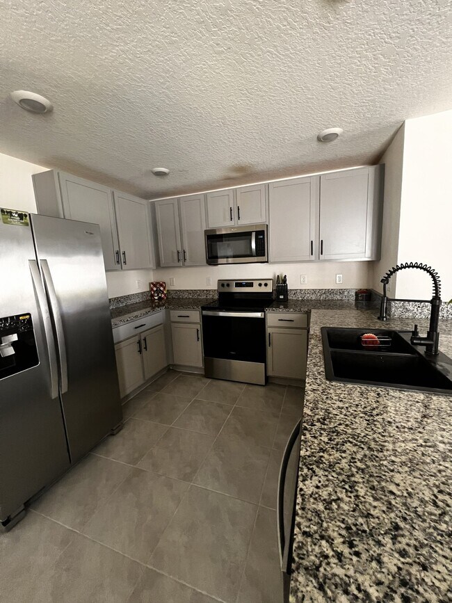Building Photo - 450 Sunlit Coral St