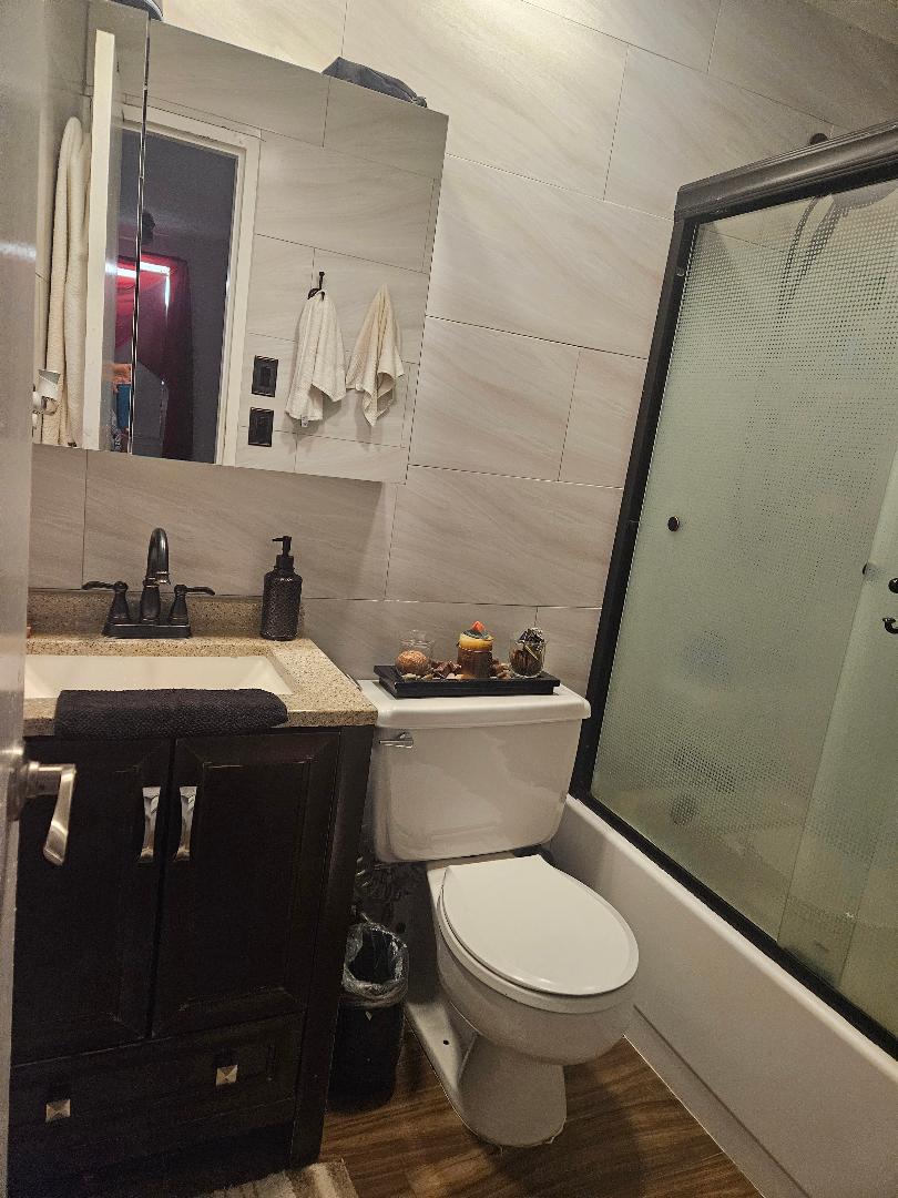 Full Barh in Bedroom - 2 Richmond Rd