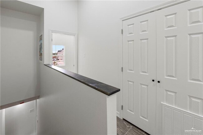 Building Photo - 1409 Karen Dr